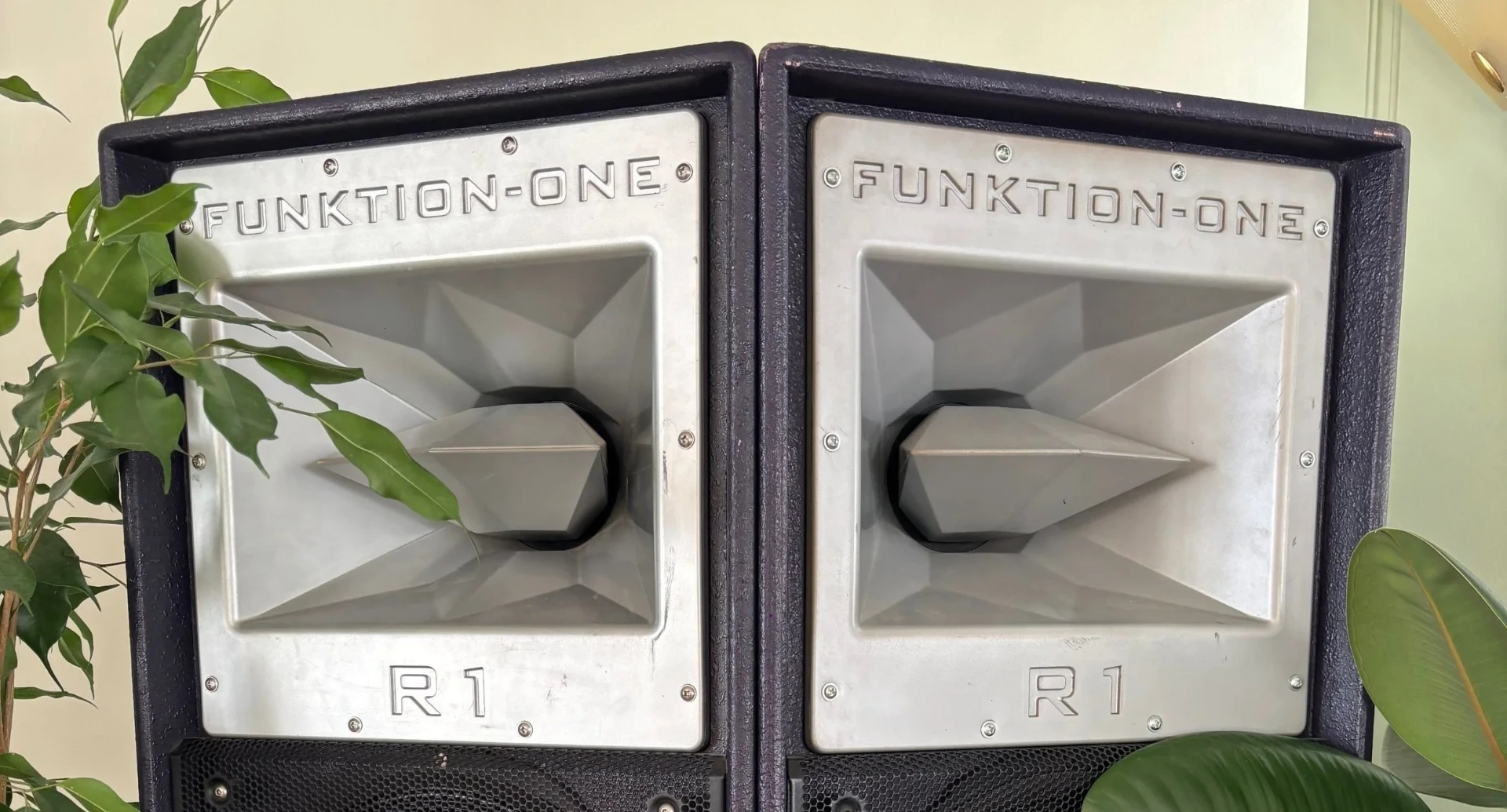 Funktion-One R1 højttalere – nærbillede af to enheder